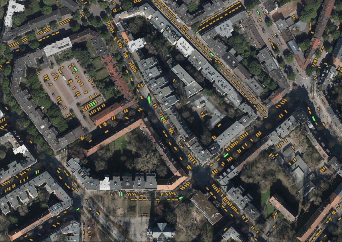 Aerial image of Hamburg with detected cars marked in yellow and delivery vehicles in green