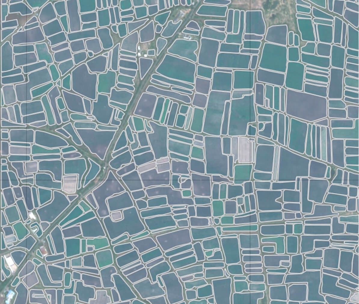 Field boundaries from FieldFinder: closed, regular field shapes